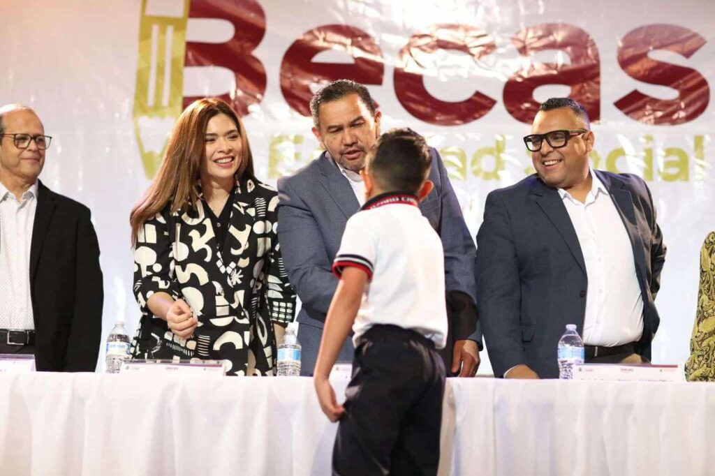 Entregan Becas de Equidad Social a estudiantes de preescolar y primaria