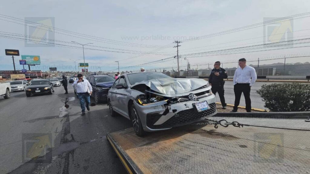 Carambola vehicular en el periférico de la Juventud provoca caos vial, sin lesionados