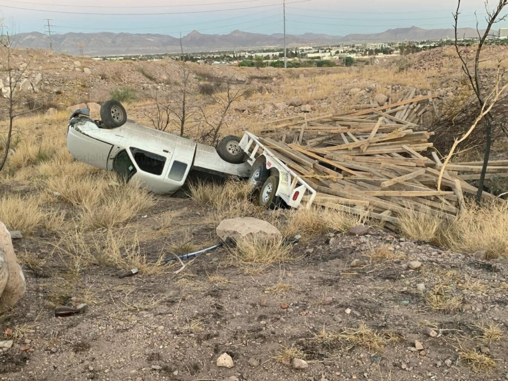 Vuelca pickup que transportaba madera en carretera Aldama-Chihuahua
