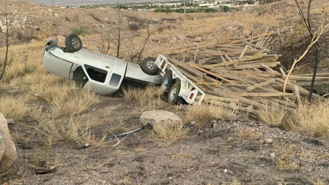 Vuelca pickup que transportaba madera en carretera Aldama-Chihuahua