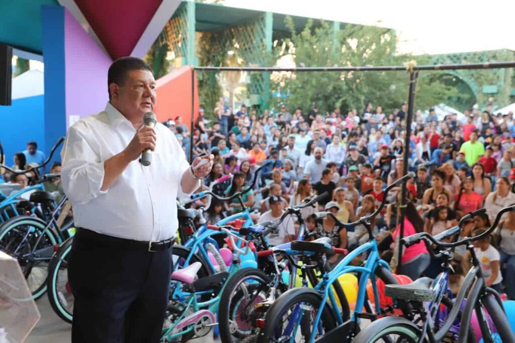 Fiscal César Jáuregui festeja a hijos de trabajadores