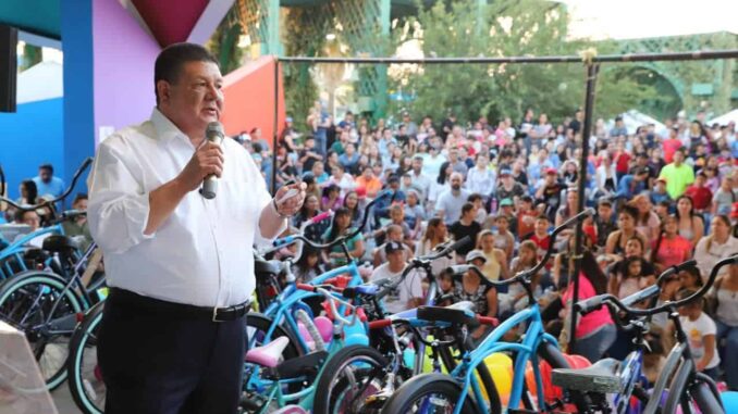 Fiscal César Jáuregui festeja a hijos de trabajadores