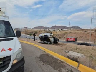 Chofer de servicios de aeropuerto vuelca en carretera a Aldama