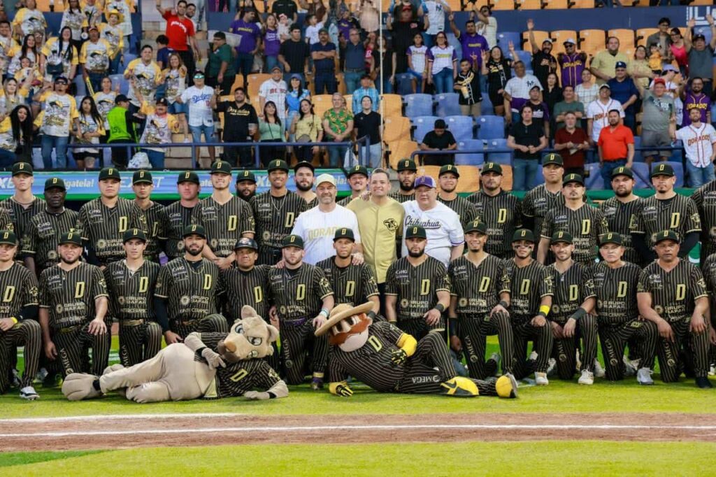 Realiza alcalde primer lanzamiento de bola de juegos locales de la Liga Mexicana de Béisbol
