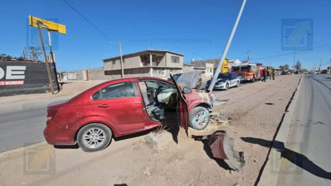 Vehículo se incendia tras choque contra poste en avenida Colegio Militar