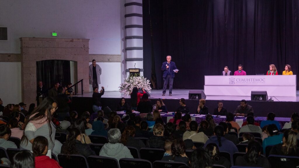 Beto Pérez entrega becas académicas bimestrales; la inversión alcanzará los 2.3 mdp