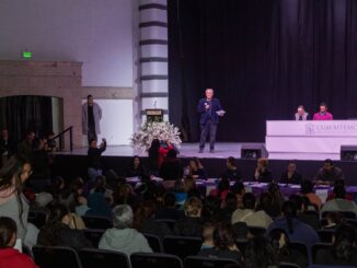 Beto Pérez entrega becas académicas bimestrales; la inversión alcanzará los 2.3 mdp