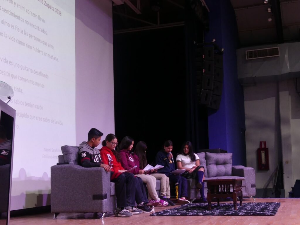 Participan secundarias en celebración por el Día Mundial de la Poesía, en Cuauhtémoc