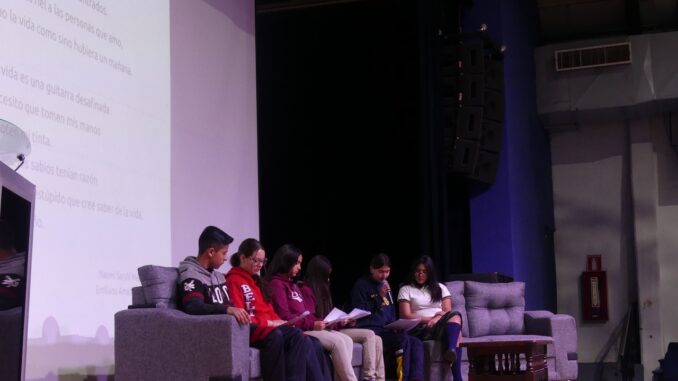 Participan secundarias en celebración por el Día Mundial de la Poesía, en Cuauhtémoc