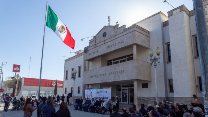 Realizan ceremonia cívica por el 219° aniversario del natalicio de Benito Juárez, en Cuauhtémoc