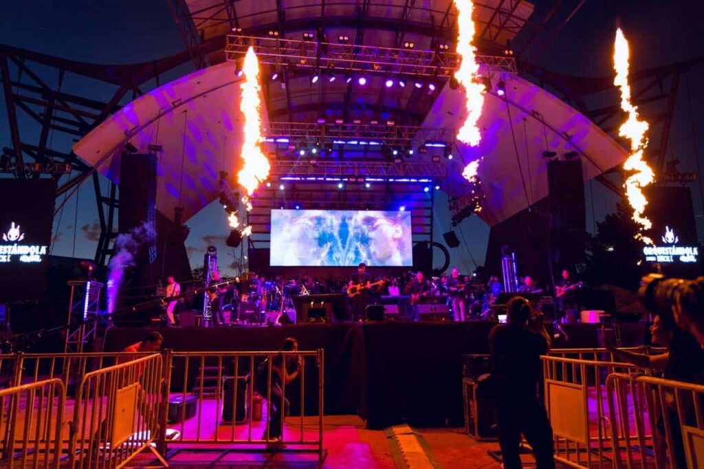 Reúne Orquestándola Sinfónico Rock en Español a cerca de 11 mil personas en una noche inolvidable