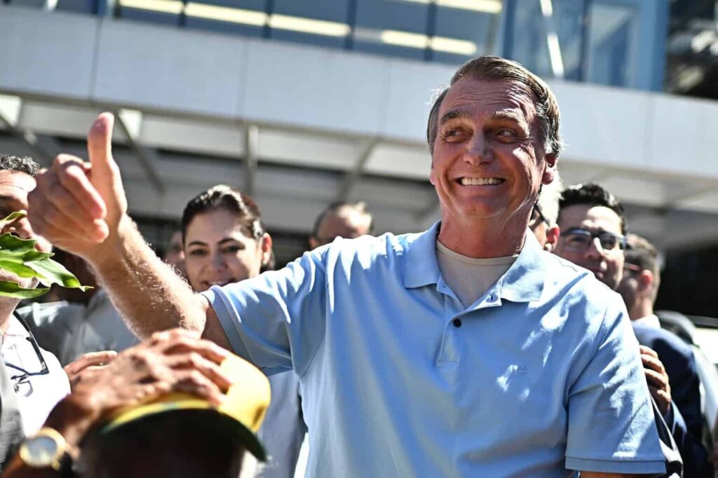 Bolsonaro sale del hospital tras semanas ingresado por una cirugía intestinal