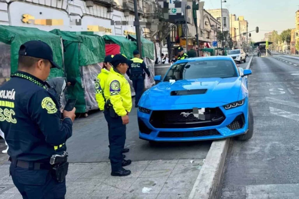 Detienen a conductora ebria tras impactar su Mustang en calles de la CDMX