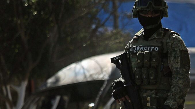 Detienen a dos presuntos integrantes del CJNG tras enfrentamiento en Michoacán