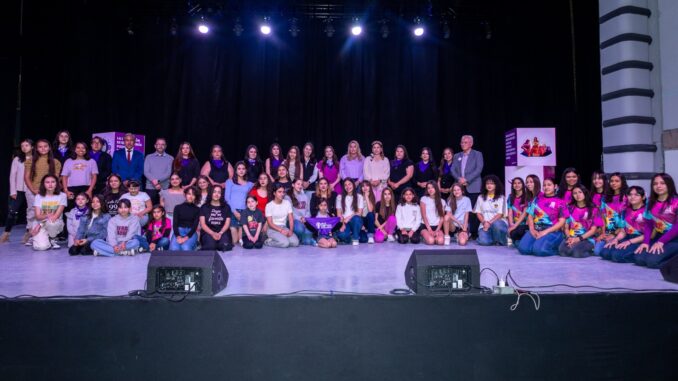 Olimpia Coral Melo imparte conferencia sobre violencia digital, en Cuauhtémoc