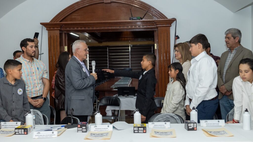 Rinden protesta 40 funcionarios y regidores infantiles, en Cuauhtémoc