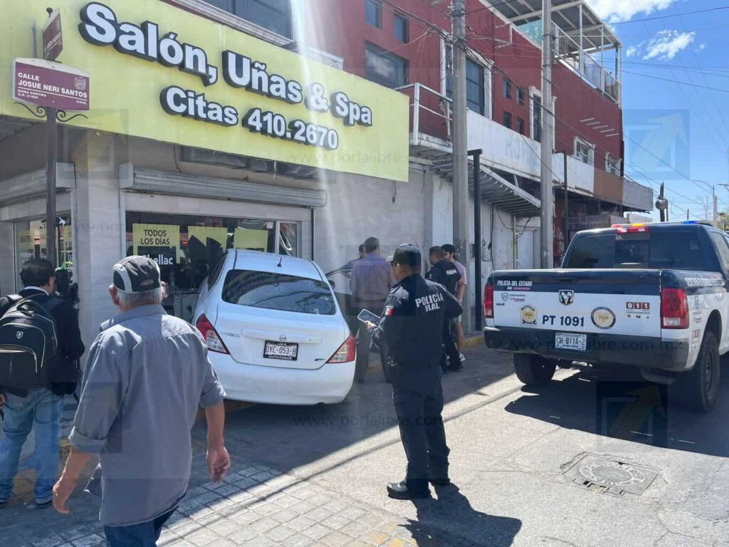 Vehículo impacta salón de belleza tras fuerte colisión en cruce de Niños Héroes y Novena