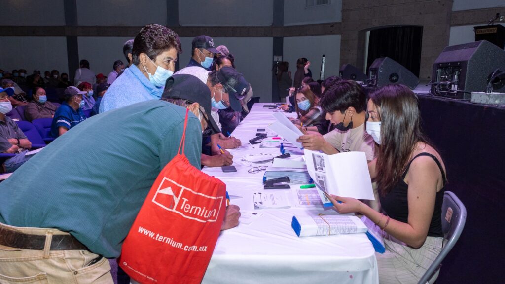 Entrega de tarjetas para apoyos a adultos mayores, en Cuauhtémoc