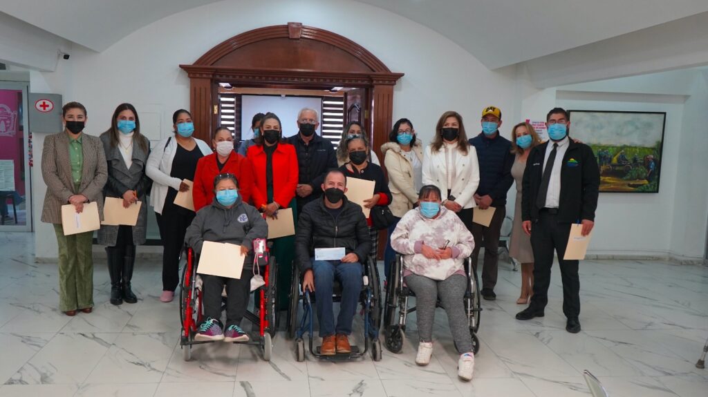 Entregan microcréditos a personas con discapacidad, en Cuauhtémoc