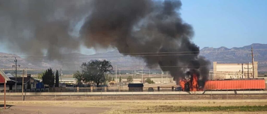 Choque múltiple en el Corredor Comercial; un tractocamión calcinado, un herido y daños