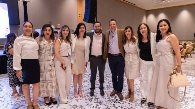 Celebra alcalde a mamás colaboradoras del Municipio por su día