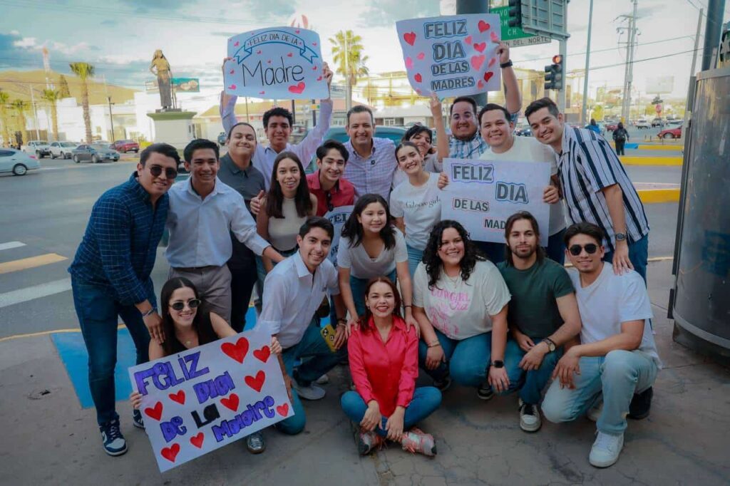Realiza alcalde crucero con música, flores y pancartas por el Día de las Madres