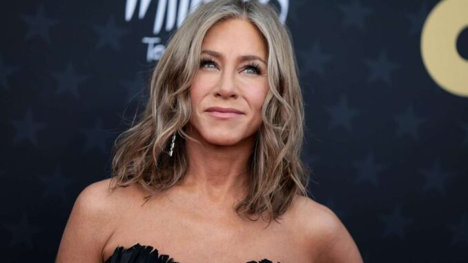 Hombre que estrelló su coche contra la casa de Jennifer Aniston es acusado de hostigamiento