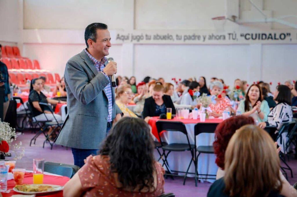 Convive Marco Bonilla con mamás militantes del PRI; reconoce su trabajo