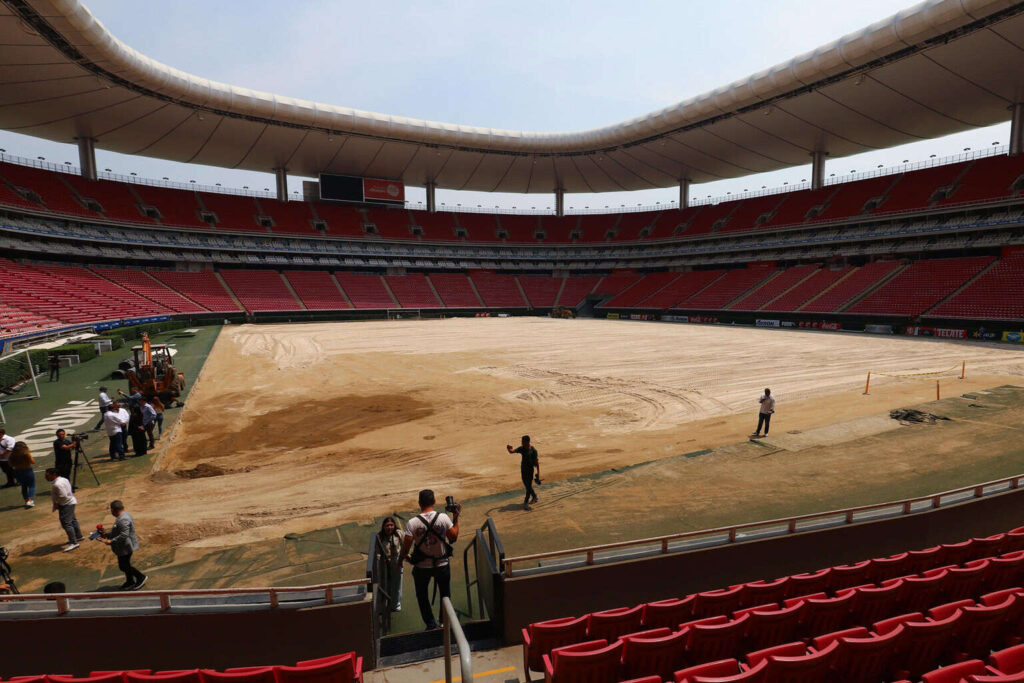 Estadio de Guadalajara inicia renovación de su cancha rumbo al Mundial 2026