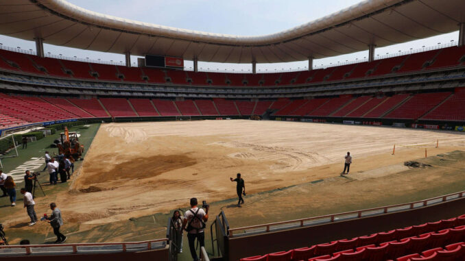 Estadio de Guadalajara inicia renovación de su cancha rumbo al Mundial 2026