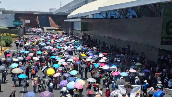 Bloqueos de la CNTE enloquecen ambas terminales del AICM