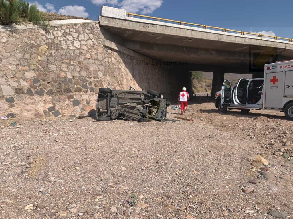 Choca y cae desde puente en carretera a Cuauhtémoc; conductora atrapada