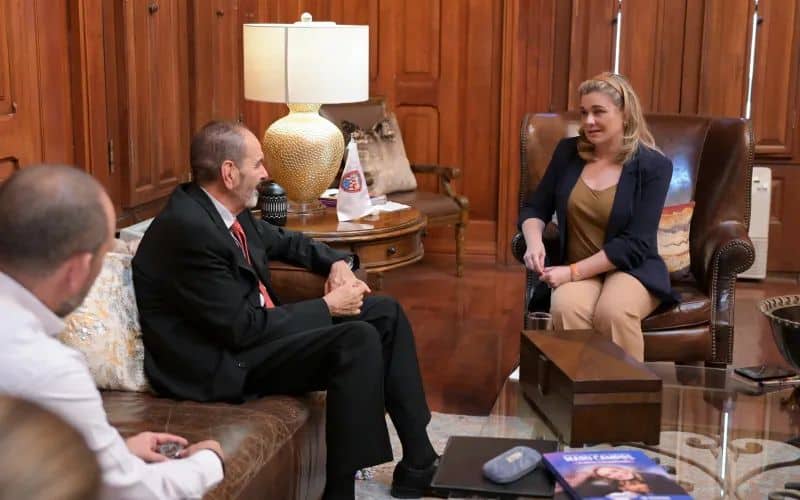 Maru Campos recibe al científico nuclear chihuahuense, Dr. Luis Carlos Longoria