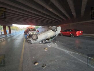 Conductor vuelca sobre La Cantera; una joven herida