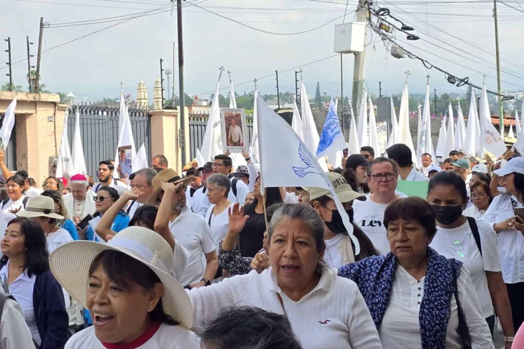 Realizan en Cuernavaca, Morelos, una caminata por la paz; miles exigen alto a la violencia en el país