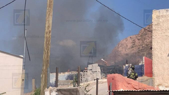 Incendio consume vivienda en la Colonia Popular; bomberos sofocaron las llamas