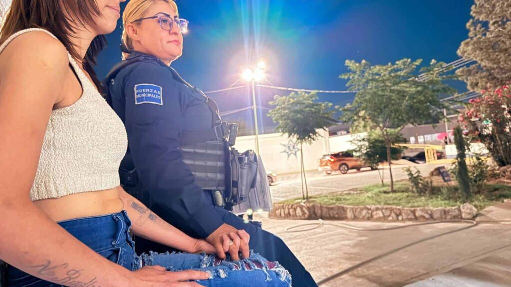 Intenta mujer lanzarse de puente; la rescatan