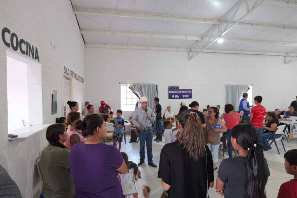 Acerca Arturo Zubía servicios gratuitos a familias de La Cruz a través de la feria de servicios Cuenta Conmigo