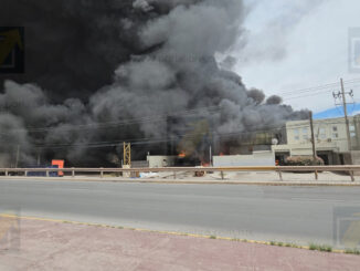 Se incendia recicladora de plásticos en colonia Primero de Mayo; densa humareda alarma a la ciudad