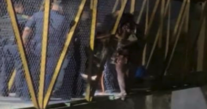 Policías municipales y bomberos, realizan exitoso rescate de alto riesgo en puente del canal Chuvíscar 