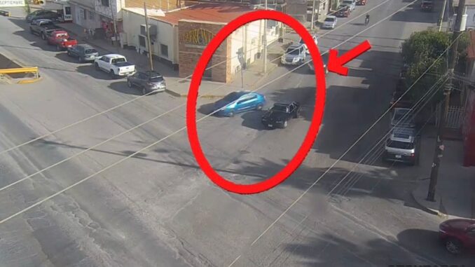 Policía Municipal detiene a hombre en vehículo con reporte de robo tras persecución