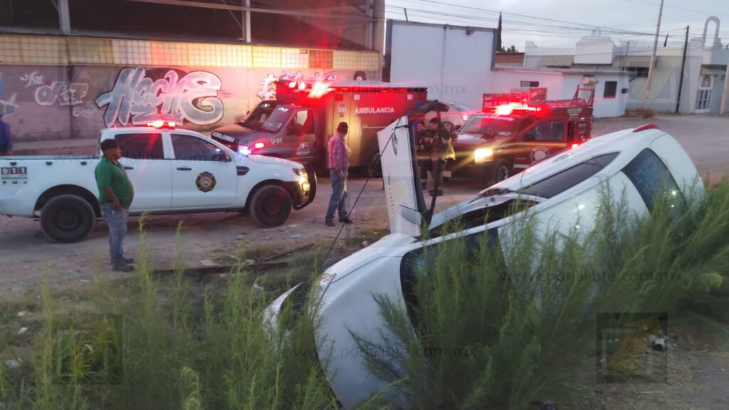 Conductora cae a zanja tras maniobra para evitar choque