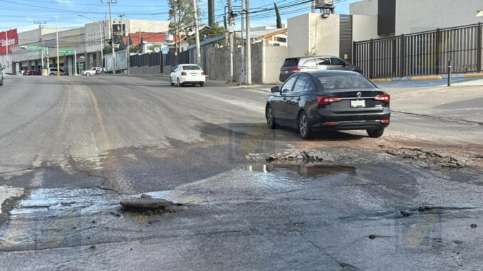 Fuga de agua colapsa pavimento y obliga cierre parcial en avenida Mirador