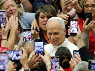 León XIV pide formar el pensamiento crítico de los jóvenes ante el «asedio» de estímulos