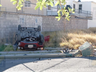 Conductora sufre desmayo y vuelca en Cumbres Universidad