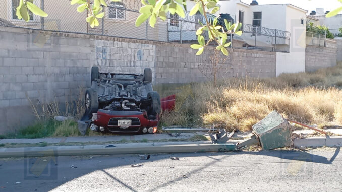 Conductora sufre desmayo y vuelca en Cumbres Universidad