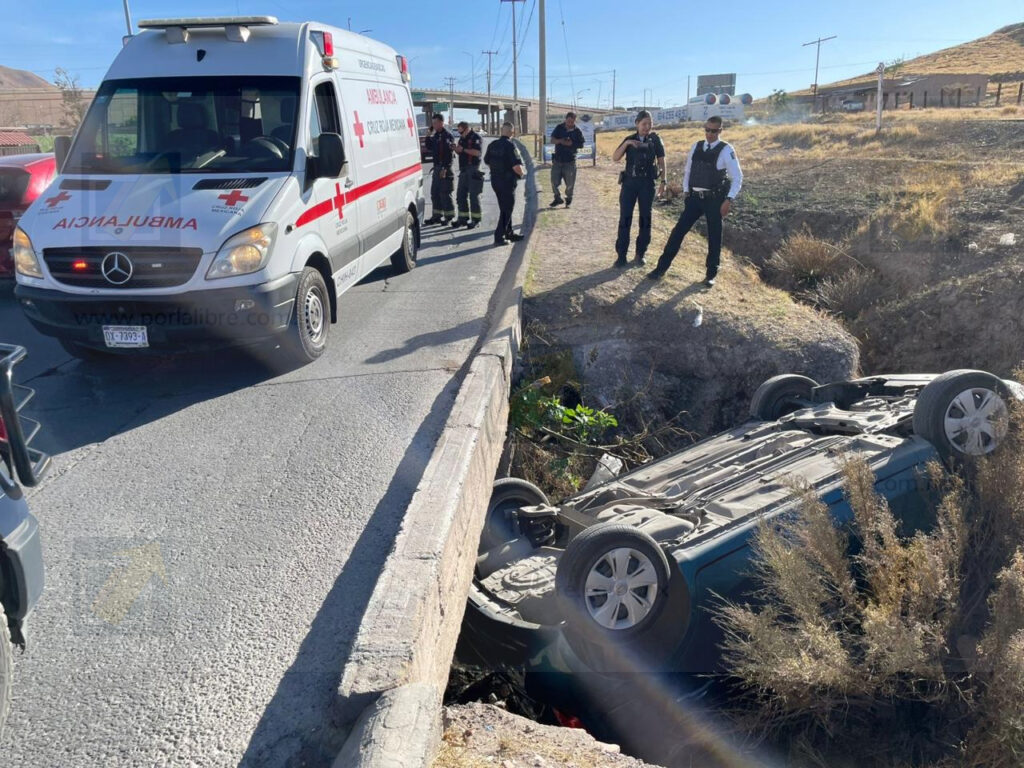 Conductora pierde el control y cae a barranco en la vialidad Ch-P; sufre lesiones leves