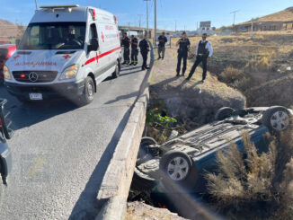 Conductora pierde el control y cae a barranco en la vialidad Ch-P; sufre lesiones leves