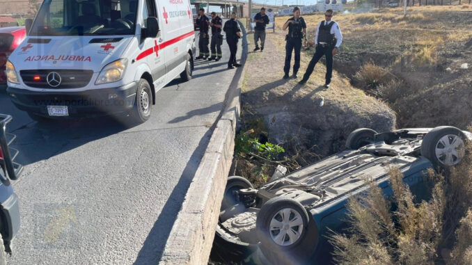 Conductora pierde el control y cae a barranco en la vialidad Ch-P; sufre lesiones leves