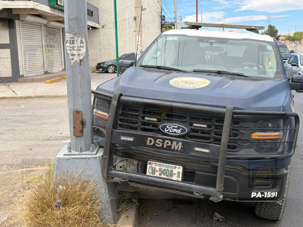 Patrulla municipal choca contra poste en Chihuahua 2000 y bloquea carril